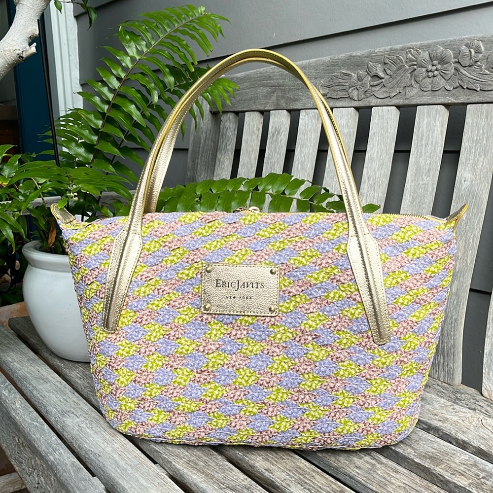🌺Perfect for spring EricJavits tote with gold metallic straps.